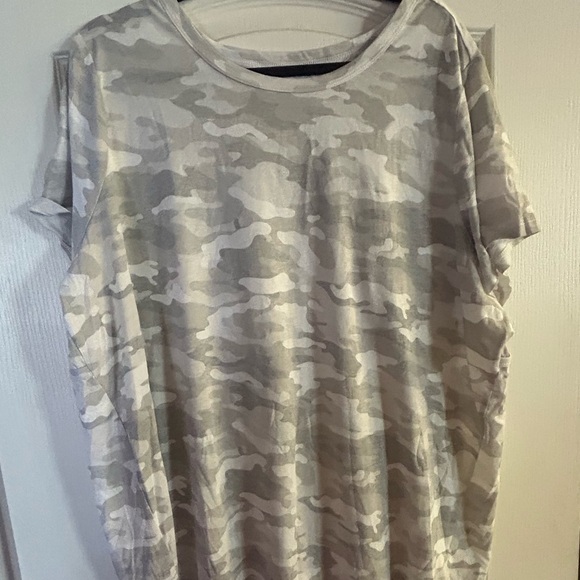 Torrid Active Women's Gray Camo Performance Tee Short Sleeve Plus Size 3 - Picture 3 of 6